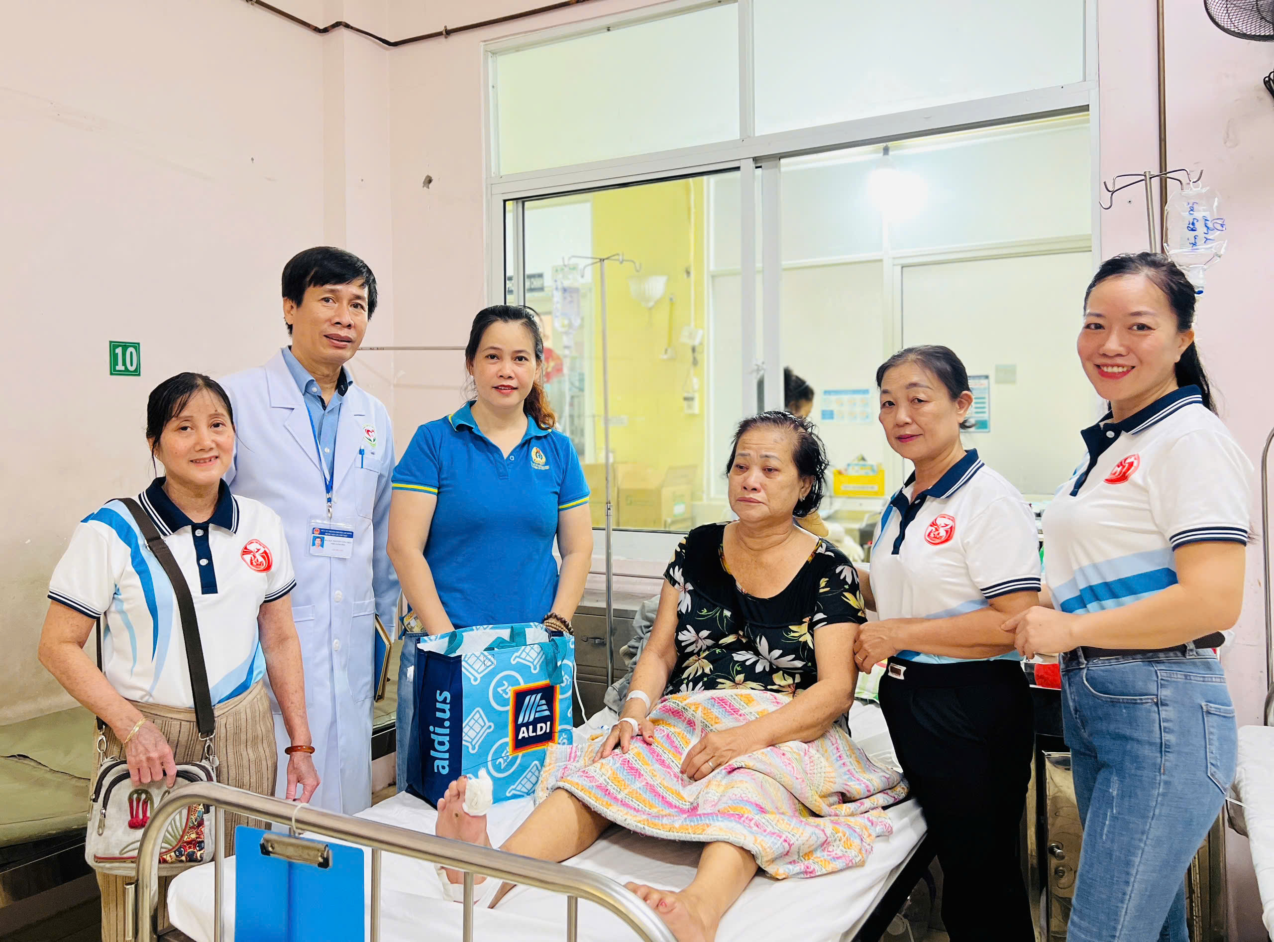 Chăm lo cho bệnh nhân khó khăn tại Bệnh viện Lê Văn Việt trong “Tháng cùng phụ nữ hành động”