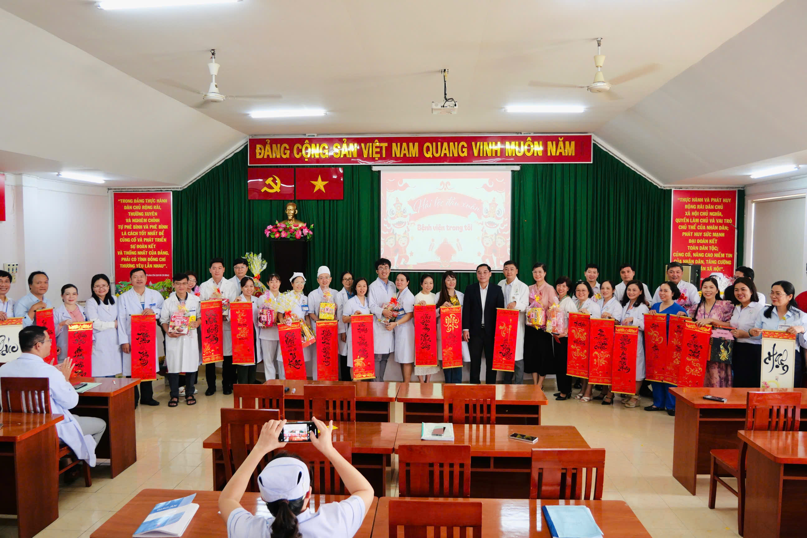 Không khí rộn ràng ngày đầu xuân tại Bệnh viện Lê Văn Việt